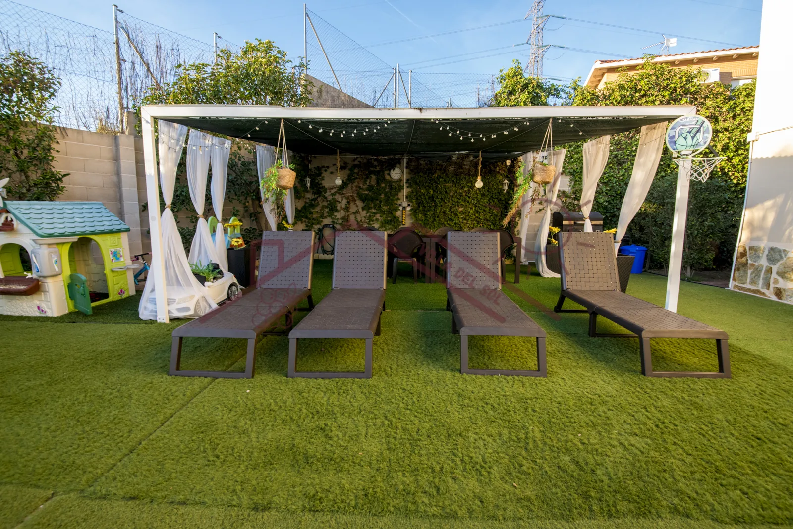 Jardín privado y pérgola de Villa del Sol
