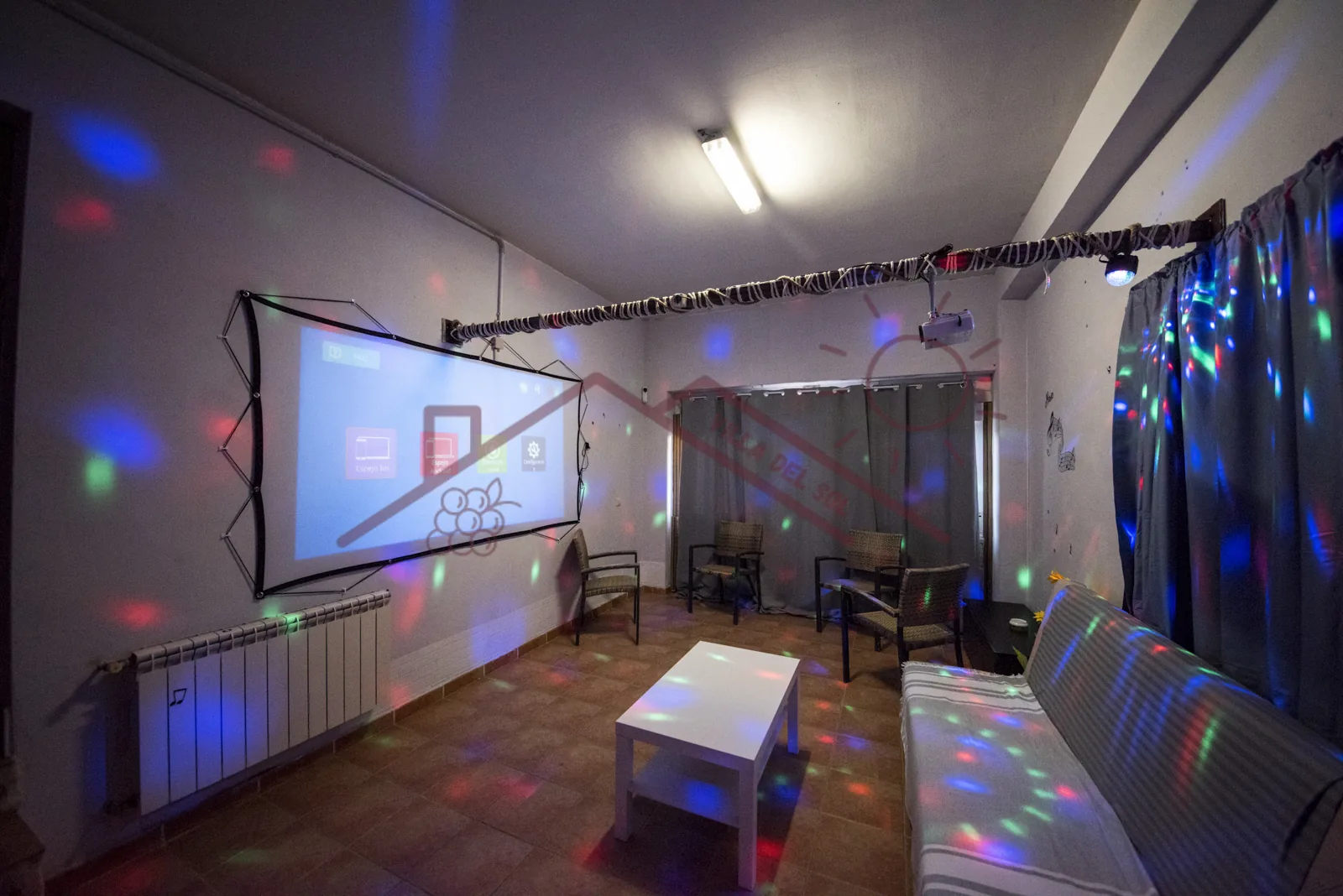 Sala con proyector y karaoke